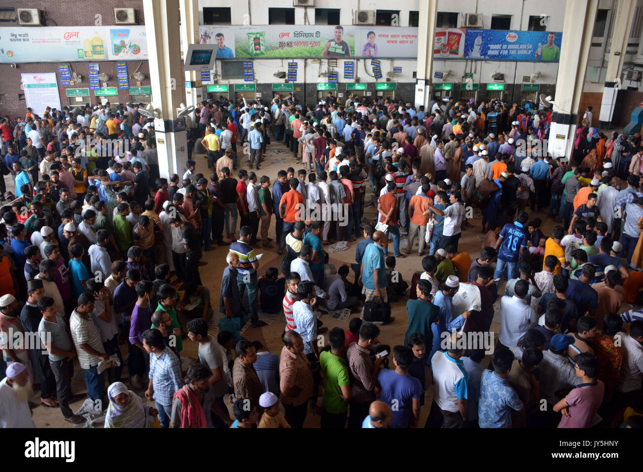 Dhaka, Bangladesh. 18 août, 2017. Les gens en file d'attente jusqu'à l'achat de billets d'autobus avant d'Eid-ul-Azha à Gabtoli gare routière de Dhaka, capitale du Bangladesh, le 18 août, 2017. Comme le saint Eid-ul-Azha est proche, le Bangladesh commencé à vendre des billets de train et d'autobus vendredi pour assurer un voyage sans souci en vous pour des millions de personnes qui se rassembleront pour célébrer l'un des plus grands festivals religieux avec leurs proches. Credit : Salim Reza/Xinhua/Alamy Live News Banque D'Images