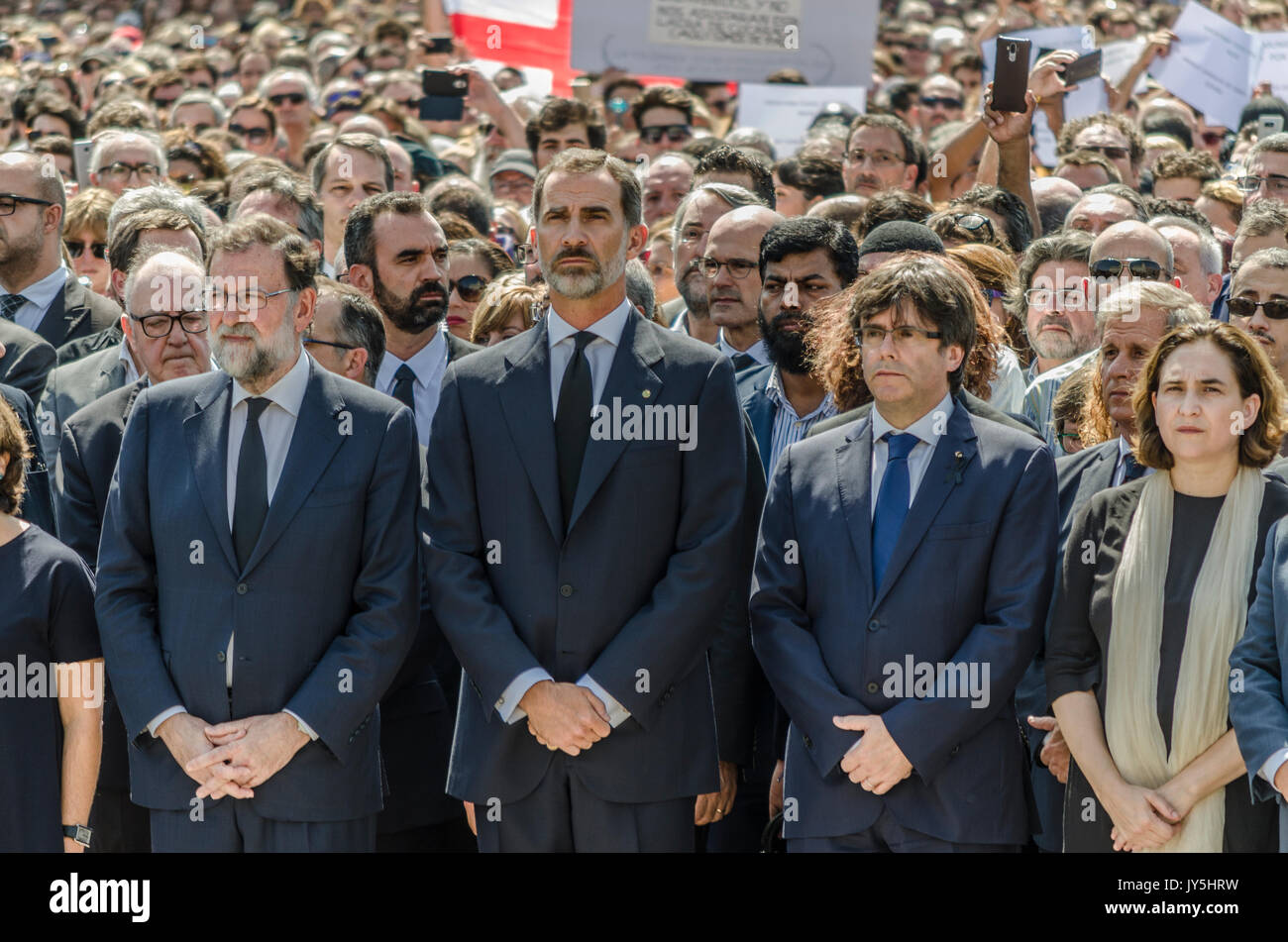 Barcelone, Espagne. 18 août, 2017. Le premier ministre, Mariano Rajoy, le roi d'Espagne, Felipe VI, Carles Puigdemont, Président de la Generalitat de Catalunya, et Ada Colau, maire de Barcelone, ont gardé une minute de silence en souvenir des victimes de l'attaque de Barcelone qui a laissé 13 morts. 18 août, Barcelone Espagne. Credit : SOPA/Alamy Images Limited Live News Banque D'Images