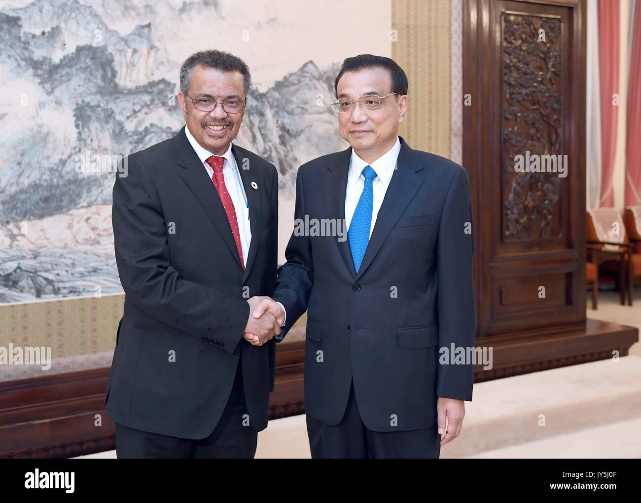 Beijing, Chine. 18 août, 2017. Le Premier ministre chinois Li Keqiang (R) rencontre avec le nouveau chef de l'Organisation mondiale de la Santé (OMS), le Dr Tedros Adhanom Ghebreyesus à Beijing, capitale de Chine, le 18 août 2017. Credit : Zhang Duo/Xinhua/Alamy Live News Banque D'Images