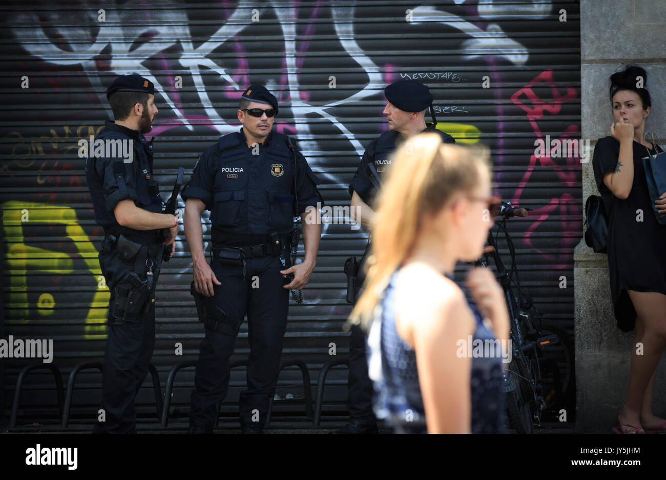 Barcelone, Espagne. 18 août, 2017. Monter la garde de la police sur les Ramblas, Barcelone, Espagne, le 18 août, 2017. Le nombre de personnes tuées dans les attaques de terreur jeudi double est passé à 14, après qu'une femme meurt de blessures à l'hôpital, la Joan XXIII Catalan Services d'urgence a confirmé vendredi. Credit : Xu Jinquan/Xinhua/Alamy Live News Banque D'Images