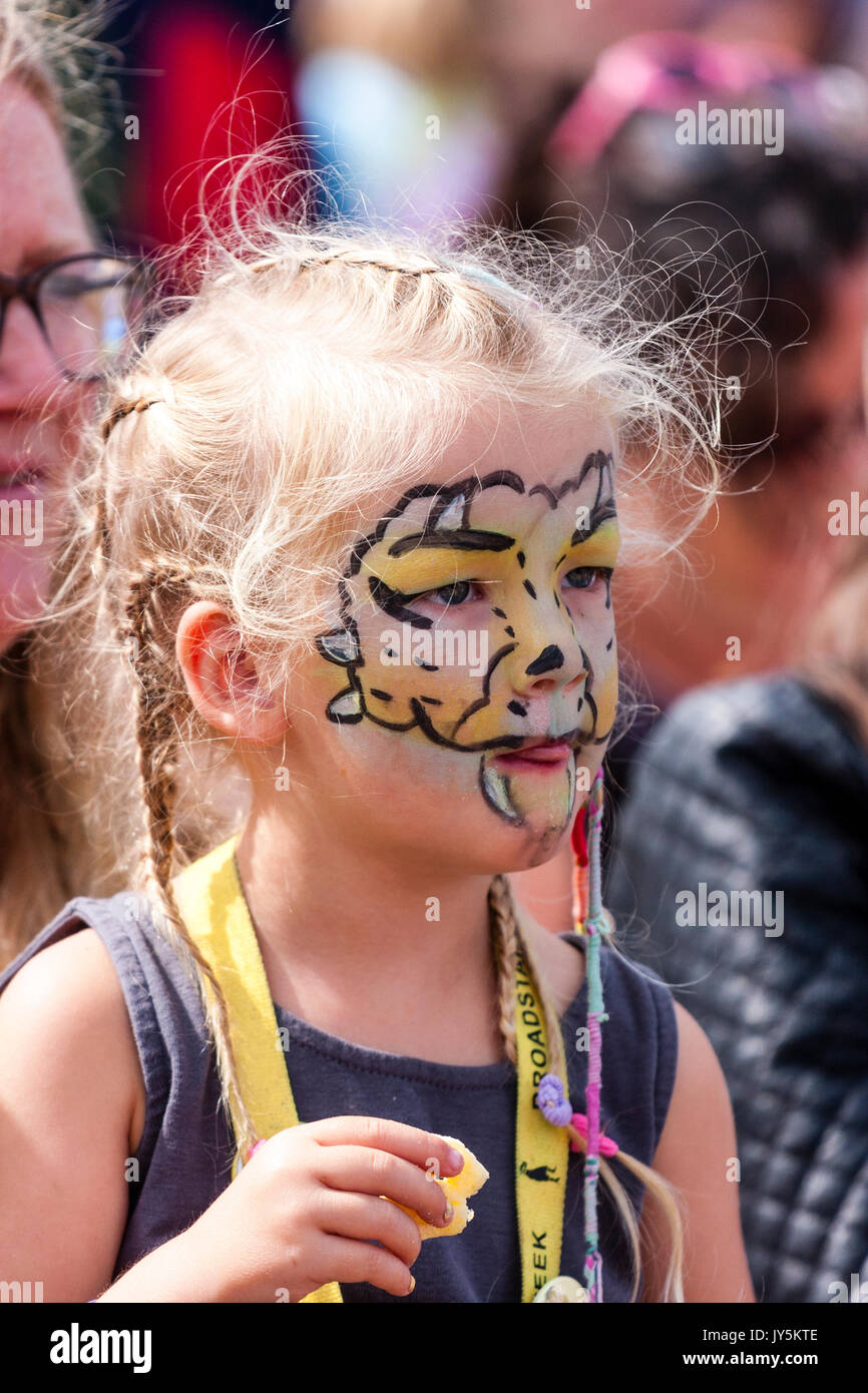Close up of young Caucasian blonde visage d'enfant, jeune fille, 5-6 ans. Visage peint pour ressembler à dragon durant la compétition. Banque D'Images