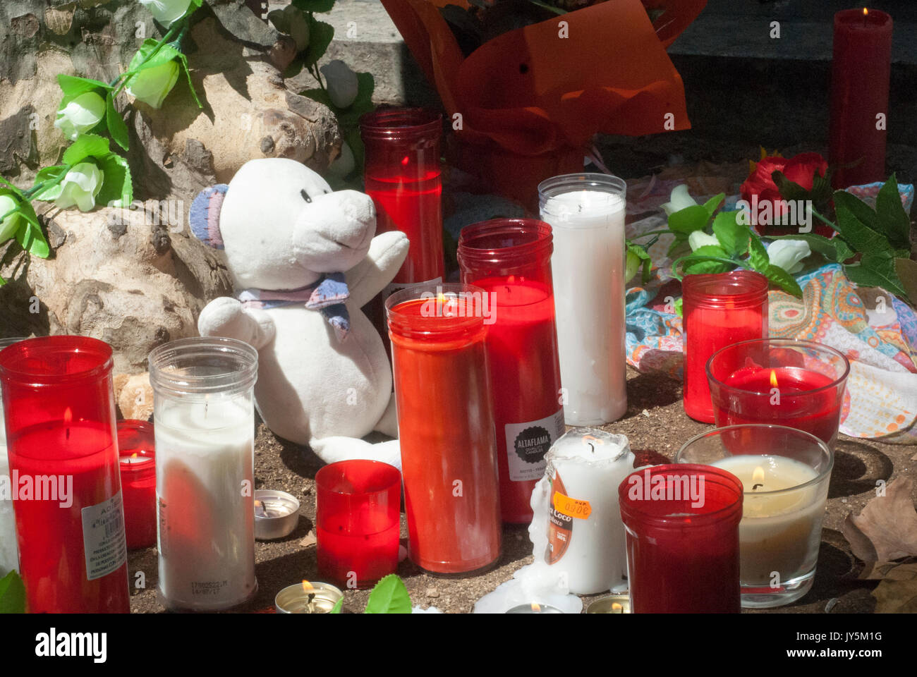 Barcelone, Espagne. 18 août, 2017. Une veillée organisée sur Las Ramblas rue le lendemain d'une van terroriste tué 13 piétons. Credit : Evan McCaffrey/Alamy Live News Banque D'Images