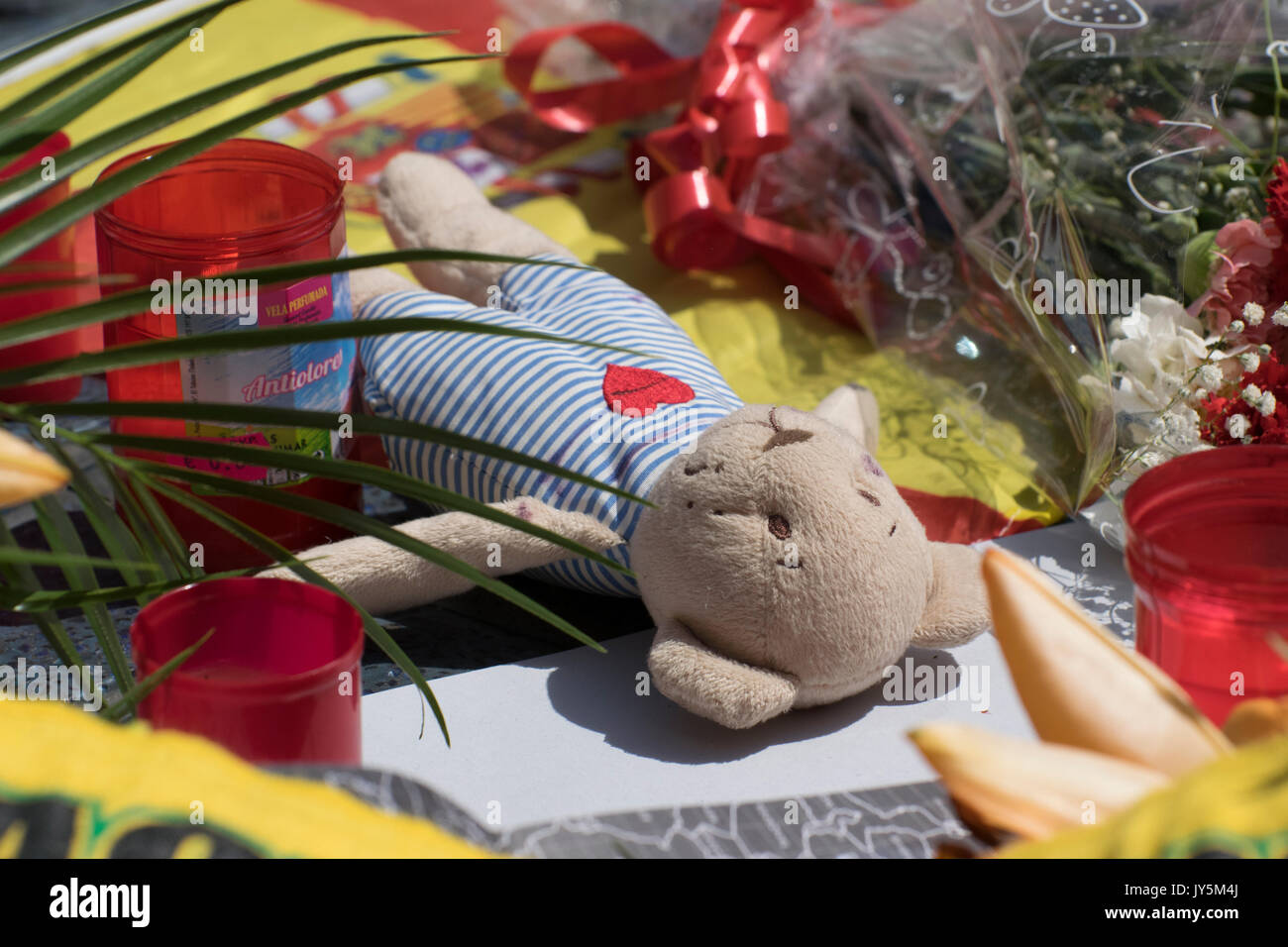 Barcelone, Espagne. 18 août, 2017. Une veillée organisée sur Las Ramblas rue le lendemain d'une van terroriste tué 13 piétons. Credit : Evan McCaffrey/Alamy Live News Banque D'Images
