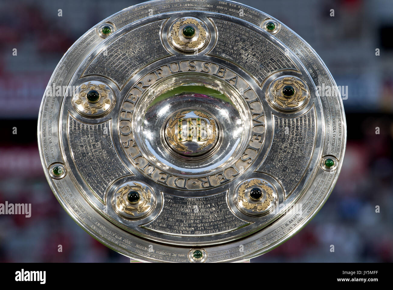 Le trophée des Champions se dresse sur le terrain avant le début de la Bundesliga match de football entre le Bayern Munich et le Bayer Leverkusen dans l'Allianz Arena de Munich, Allemagne, 18 août 2017. Photo : Sven Hoppe/dpa Banque D'Images