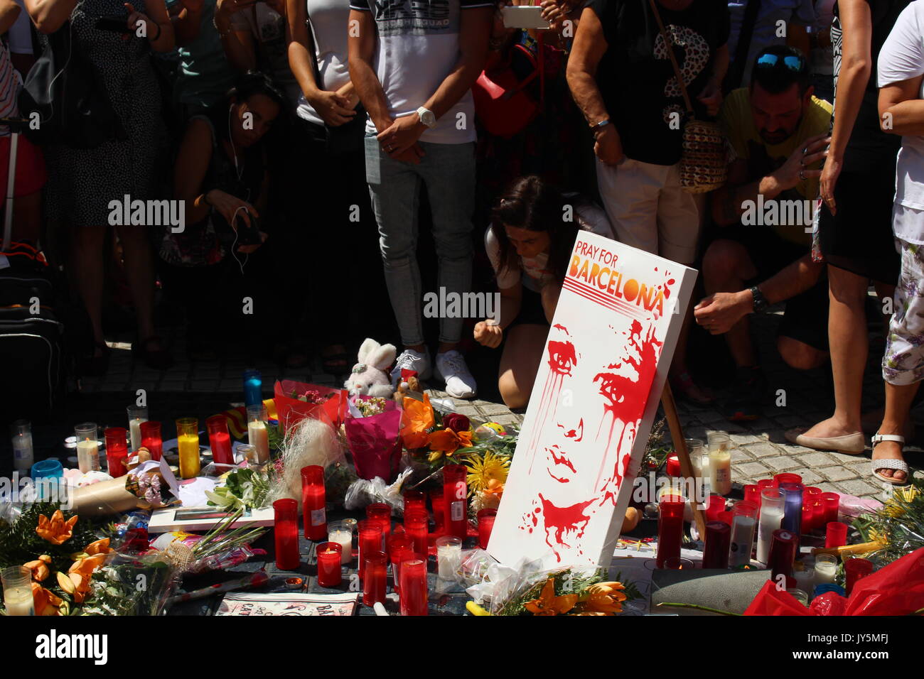 Barcelone, Espagne. 18 août, 2017. Beaucoup de touristes et habitants donnant hommage aux victimes de l'attaque terroriste de Barcelone où au moins 14 personnes ont été tuées, et plus de 100 blessés avec un van loué sur la Rambla. Dino/Geromella Crédit : Alamy Live News Banque D'Images