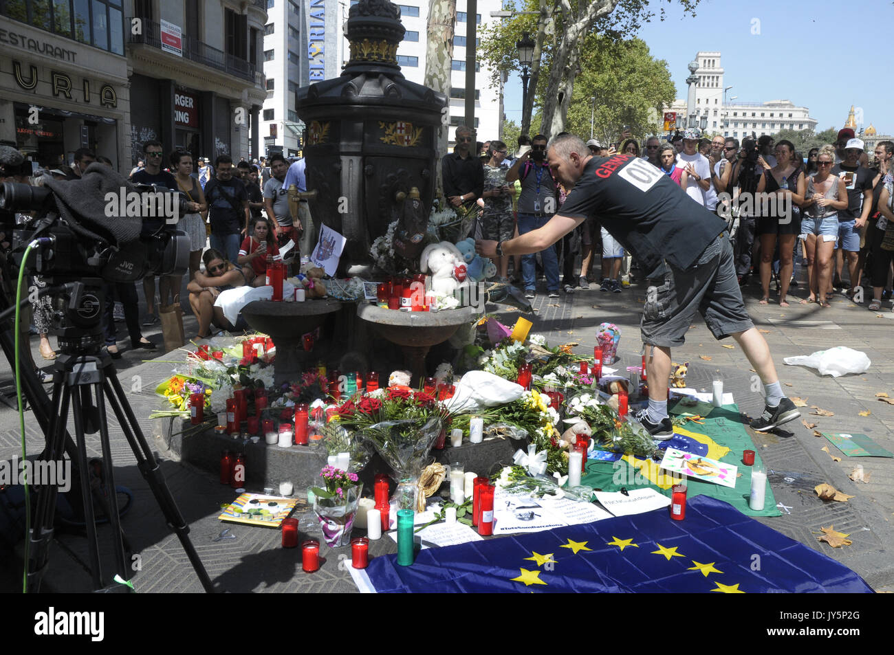 Las Ramblas, Barcelone, Espagne. 18 août 2017. Conséquences sur la Ramblas le jour après les attentats terroristes atack à Barcelone. Credit : Rosmi Duaso/Alamy Life News Banque D'Images