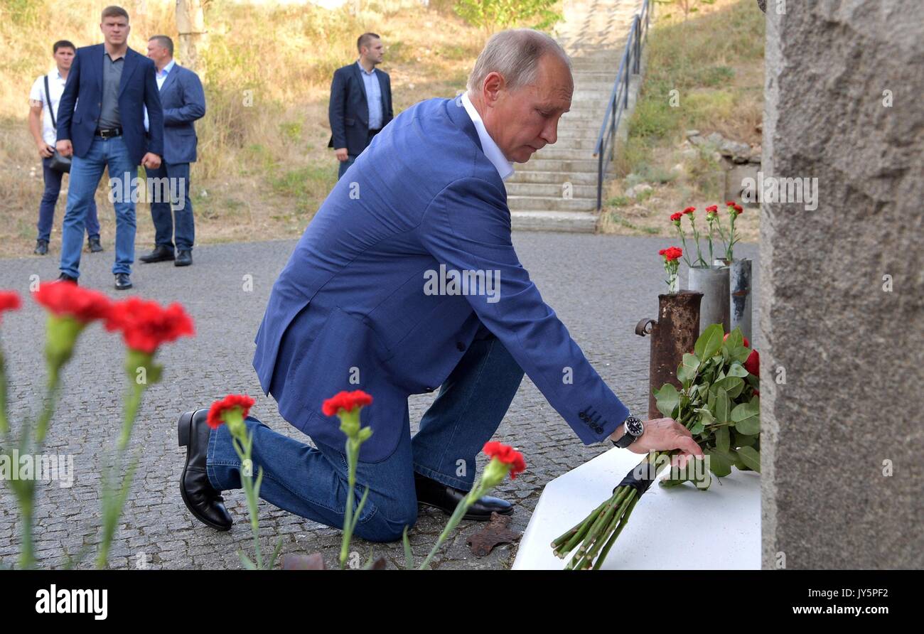Sébastopol, la Russie. 18 août, 2017. Le président russe Vladimir Poutine met des fleurs sur l'le monument à la Forteresse de Maxime Gorki 35e Batterie côtière mémorial en hommage à la mémoire des défenseurs de Sébastopol pendant la Seconde Guerre mondiale, le 18 août 2017 à Sébastopol, en Crimée, la Russie. Credit : Planetpix/Alamy Live News Banque D'Images