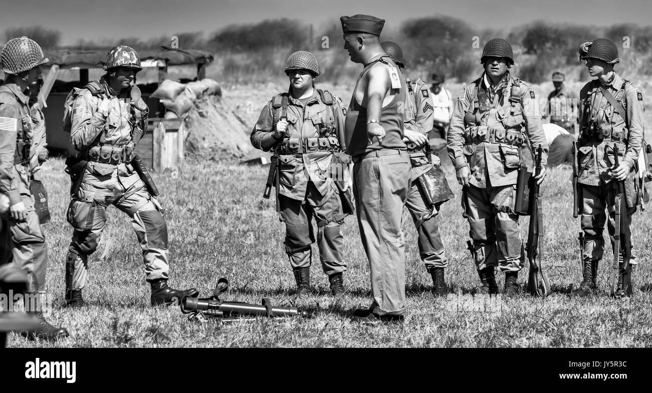 Conneaut, Ohio, USA. 18 août, 2017. Des centaines de militaires de reconstitution historique se retrouvent chaque année dans cette ville, sur le lac Érié pour divertir et éduquer le public au sujet de la seconde guerre mondiale Théâtre d'Opérations Européen et l'invasion de Normandie du 6 juin 1944. Crédit : Brian Cahn/ZUMA/Alamy Fil Live News Banque D'Images