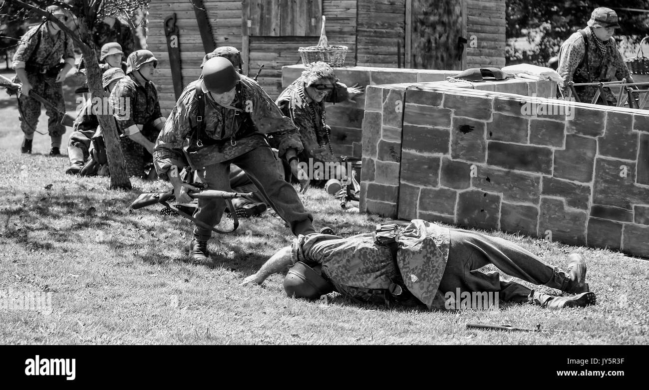 Conneaut, Ohio, USA. 18 août, 2017. Des centaines de militaires de reconstitution historique se retrouvent chaque année dans cette ville, sur le lac Érié pour divertir et éduquer le public au sujet de la seconde guerre mondiale Théâtre d'Opérations Européen et l'invasion de Normandie du 6 juin 1944. Crédit : Brian Cahn/ZUMA/Alamy Fil Live News Banque D'Images