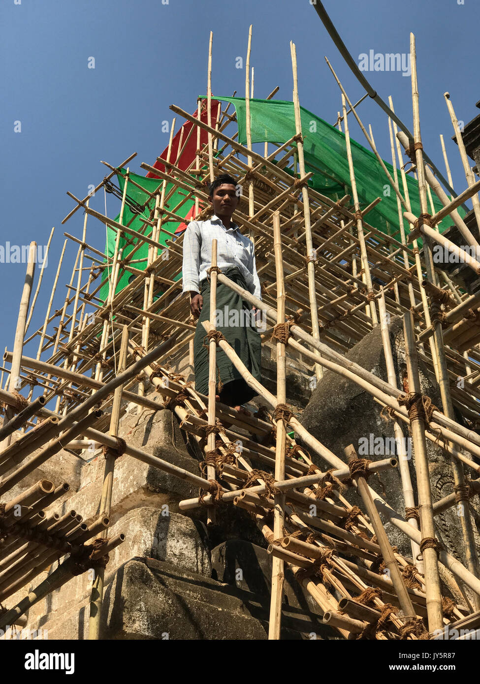 Fichier - File photo datée du 23 février 2017 montrant un travailleur de la construction sur un échafaudage en face d'un temple dans la vieille ville royale de Bagan au Myanmar. Bagan est visant à être classé par l'UNESCO comme site du patrimoine mondial. Cela peut être difficile en raison de l'inadéquation des rénovations effectuées au cours des dernières années. Cependant, il y a maintenant un peu d'espoir. Photo : Christoph Sator/dpa Banque D'Images
