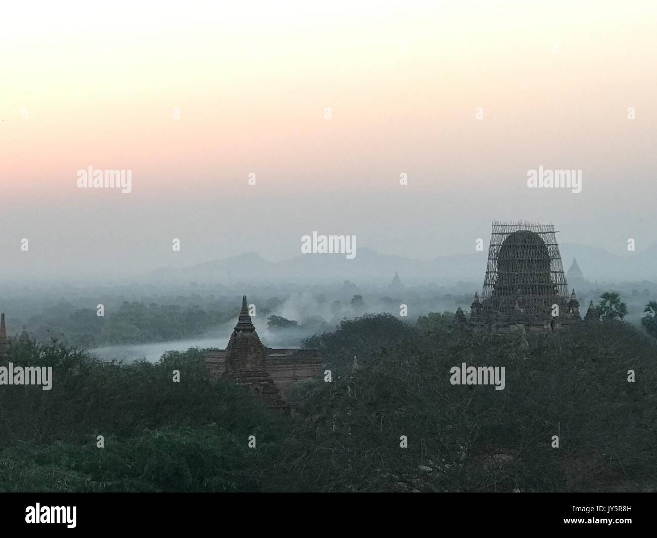 Fichier - File photo datée du 24 février 2017 montrant l'ancienne ville royale de Bagan au Myanmar au lever du soleil. Bagan est visant à être classé par l'UNESCO comme site du patrimoine mondial. Cela peut être difficile en raison de l'inadéquation des rénovations effectuées au cours des dernières années. Cependant, il y a maintenant un peu d'espoir. Photo : Christoph Sator/dpa Banque D'Images