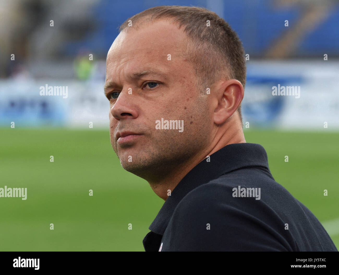 Saint-pétersbourg, Russie. 18 août, 2017. La Russie, Saint-Pétersbourg, le 18 août 2017. Championnat de football russe. L'entraîneur-chef de Tosno Tosno (FC) Dmitry Parfyonov lors d'un match de la Fédération de football entre les clubs de la Premier League entre équipes de Tosno Tosno (FC) et de SKA KHABAROVSK Crédit : Andrey Pronin/ZUMA/Alamy Fil Live News Banque D'Images