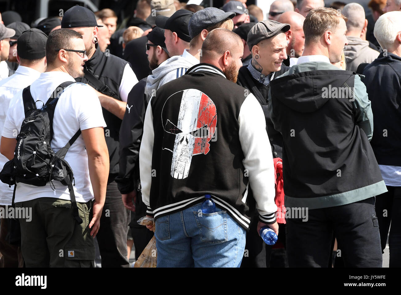 Berlin, Allemagne. Août 19, 2017. Les extrémistes de droite à traverser la rue pour commémorer le 30e anniversaire de la mort de Hitler·s Rudolf Hess adjoint à la gare de Spandau à Berlin, Allemagne, 19 août 2017. Hess a été condamné comme un criminel de guerre et a servi sa phrase à la prison de criminel de guerre à Berlin Spandau, où il s'est suicidé en 1987. Quatre contre-manifestations sont aussi annoncés. Photo : Maurizio Gambarini/dpa/Alamy Live News Banque D'Images