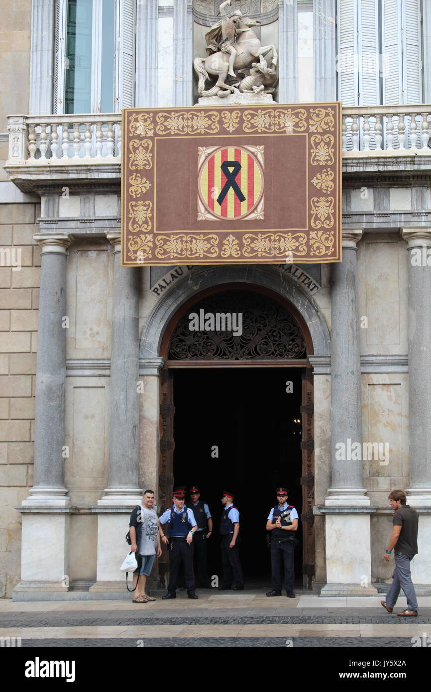 Barcelone, Espagne. 19 août, 2017. Bâtiment de la municipalité de Barcelone (Palau de la Generalitat) avec signe de deuil/deuil d'après l'attaque terroriste/Geromella Crédit : Dino Alamy Live News Crédit : Dino Geromella/Alamy Live News Banque D'Images