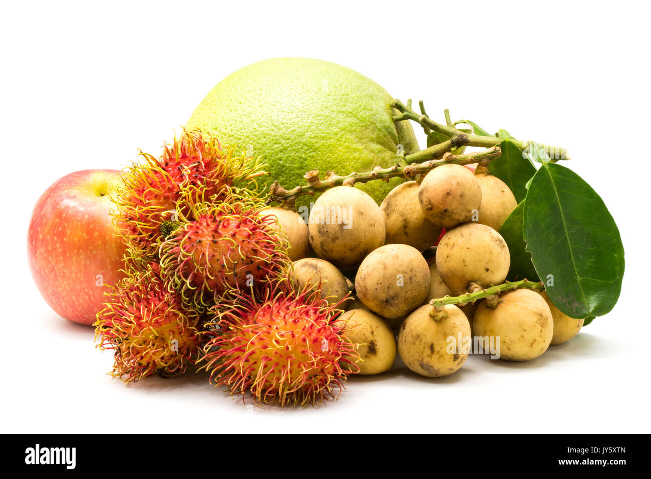 Différents types de fruits, pomme, ramboutan, longkong et pomelo sur fond blanc Banque D'Images
