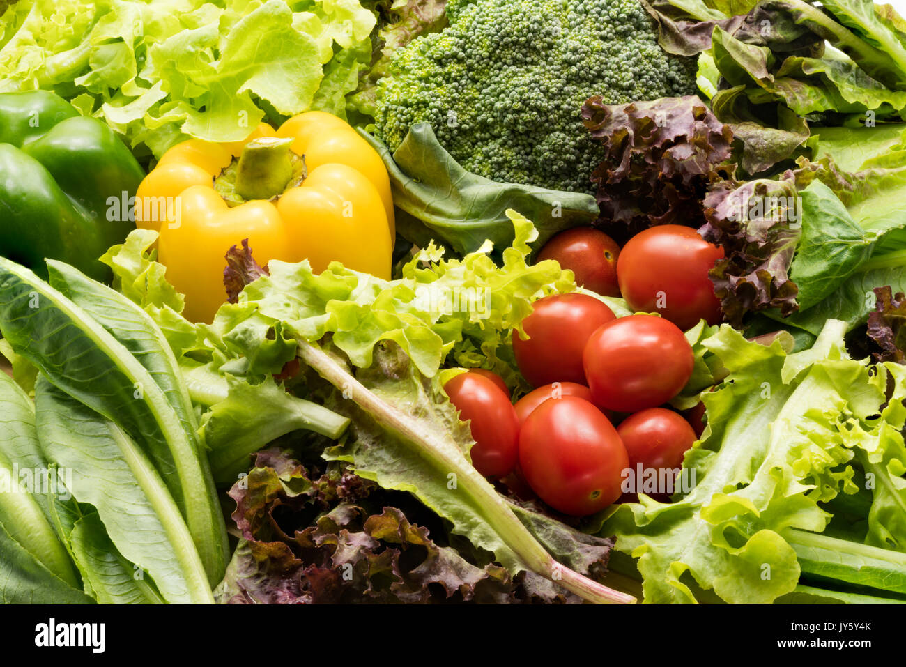 Les légumes frais biologiques colorés dans un marché Banque D'Images