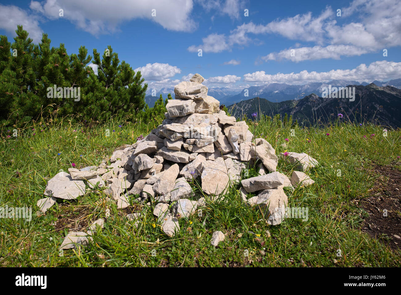 Tas de pierres sur la montagne verte petit sommet, Bavière, Allemagne Banque D'Images