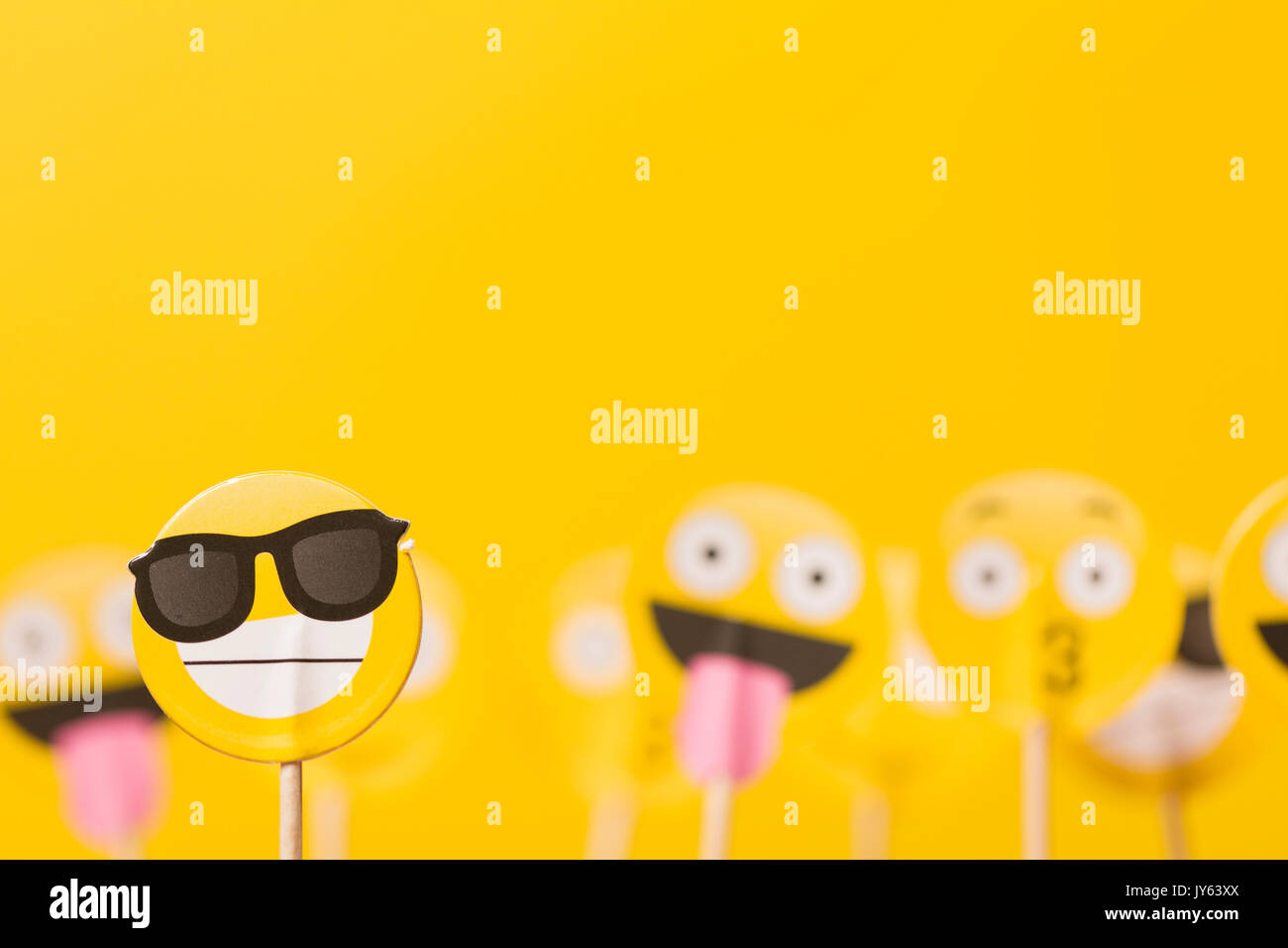 Smiley caractères Emoji médias sociaux sur fond jaune Banque D'Images