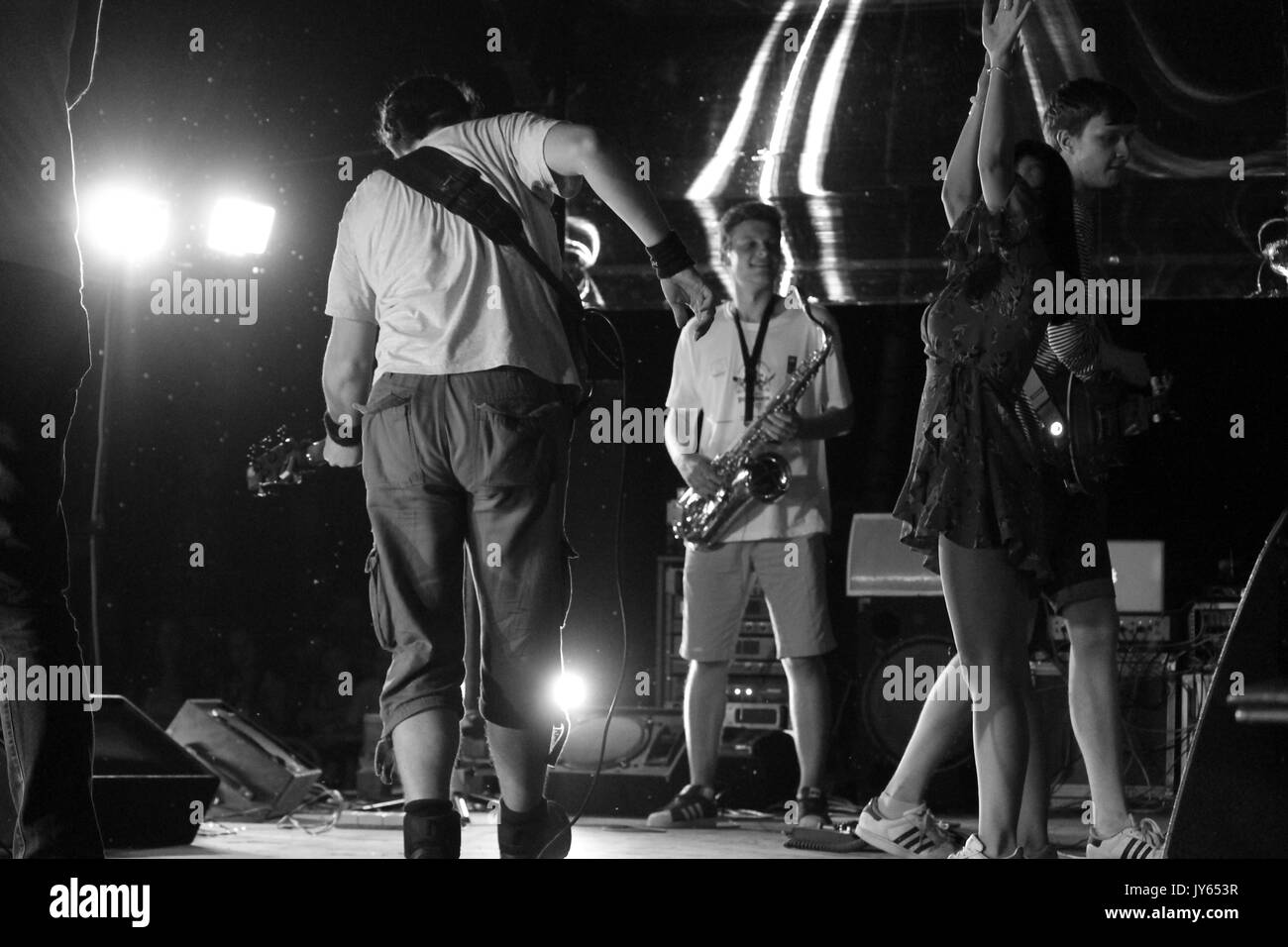 Performance de Victoria Sheiko et couvrir la bande 'Colibri' sur la scène de l'Uxa 'Fest' , Août 12, 2017, le Bélarus, la mer Viliya Banque D'Images