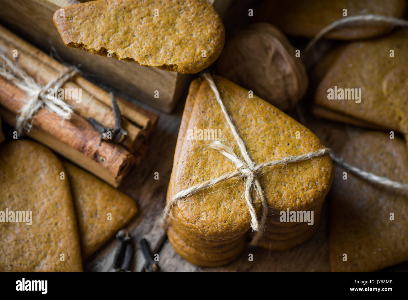 Pile d'épices biscuits de Noël fait maison dans le style scandinave liés avec de la ficelle, des bâtons de cannelle, girofle, noix, ambiance chaleureuse de fête, kinfol Banque D'Images