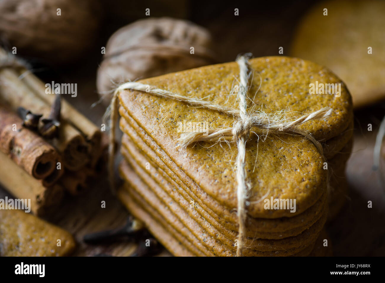 Pile d'épices biscuits de Noël fait maison dans le style scandinave liés avec de la ficelle, des bâtons de cannelle, girofle, noix, ambiance chaleureuse de fête, kinfol Banque D'Images