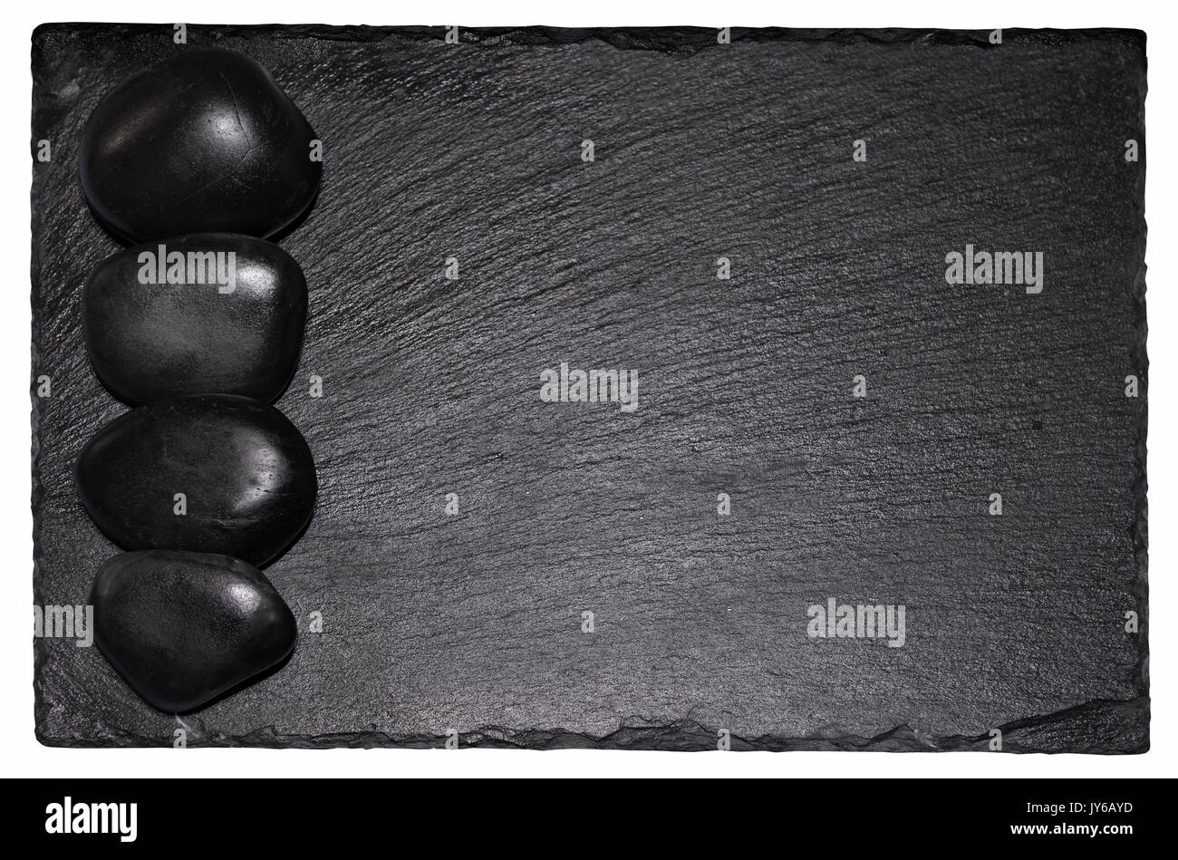 Les pierres noires se trouvent sur un fond noir, avec l'espace pour le texte Banque D'Images