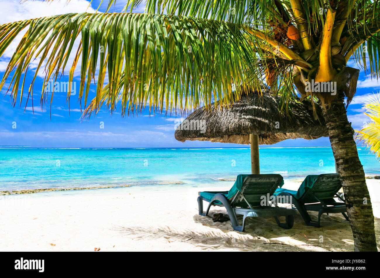 Plage paysage relaxant avec des parasols et des chaises de plage. Vacances de luxe à l'île Maurice Banque D'Images