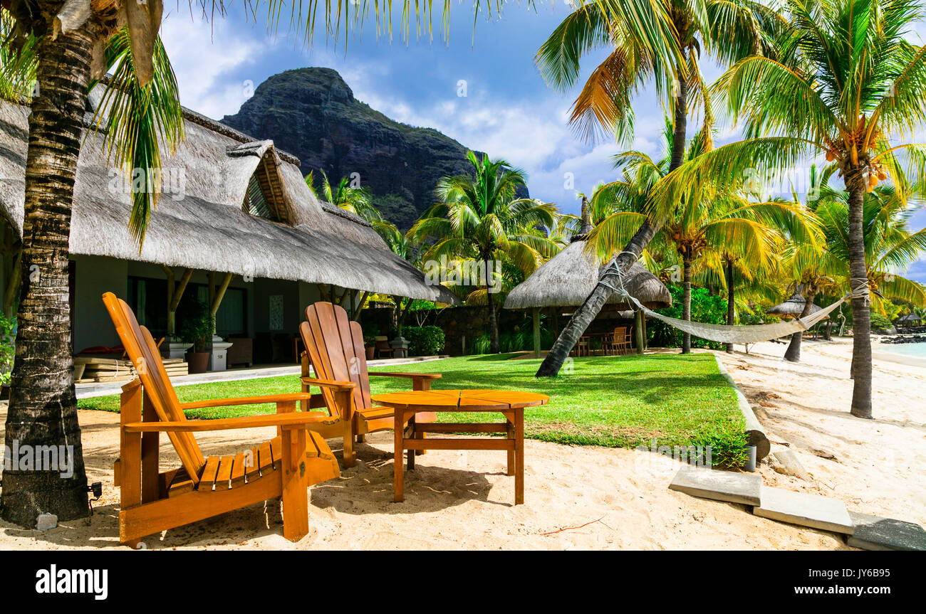 Tropical relaxant vacances sur luxury Beach villas sur l'île Maurice Banque D'Images