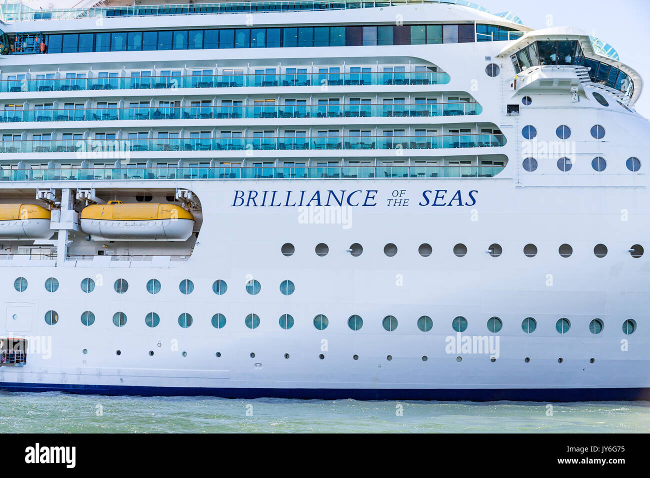 Bateau de croisière mouillant au large de la côte de Bar Harbor, Maine Banque D'Images