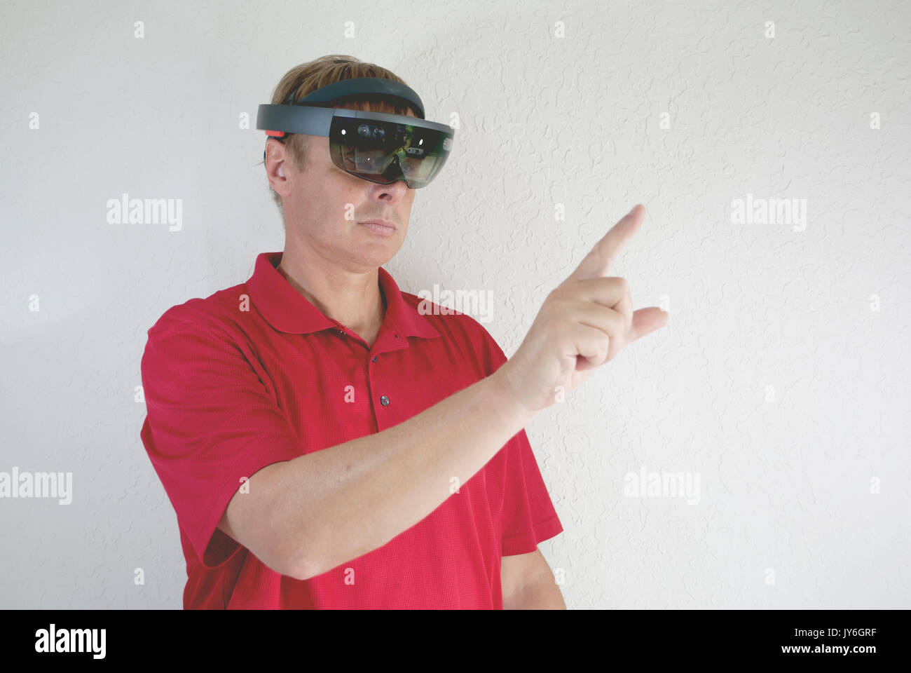 Jeune homme séduisant de la création des environs avec lunettes ordinateur intelligent Banque D'Images