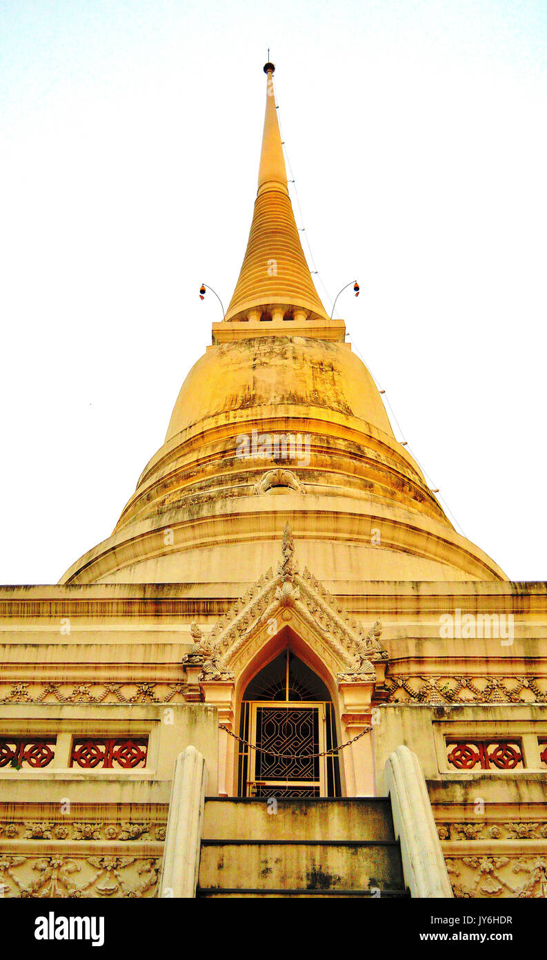 La pagode d'or de la Thaïlande brille et le fond de ciel Banque D'Images