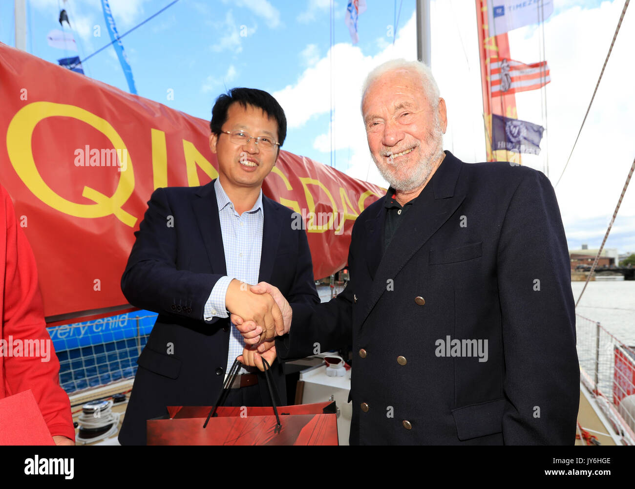 M. Qi Guanghui et Sir Robin Knox-Johnston au cours de la cérémonie de baptême de Shanghai à l'Albert Docks, Liverpool avant de démarrer ce dimanche de la Clipper Round the World yacht race. ASSOCIATION DE PRESSE Photo. Photo date : vendredi 18 août 2017. Crédit photo doit se lire : Tim Goode/PA Wire Banque D'Images