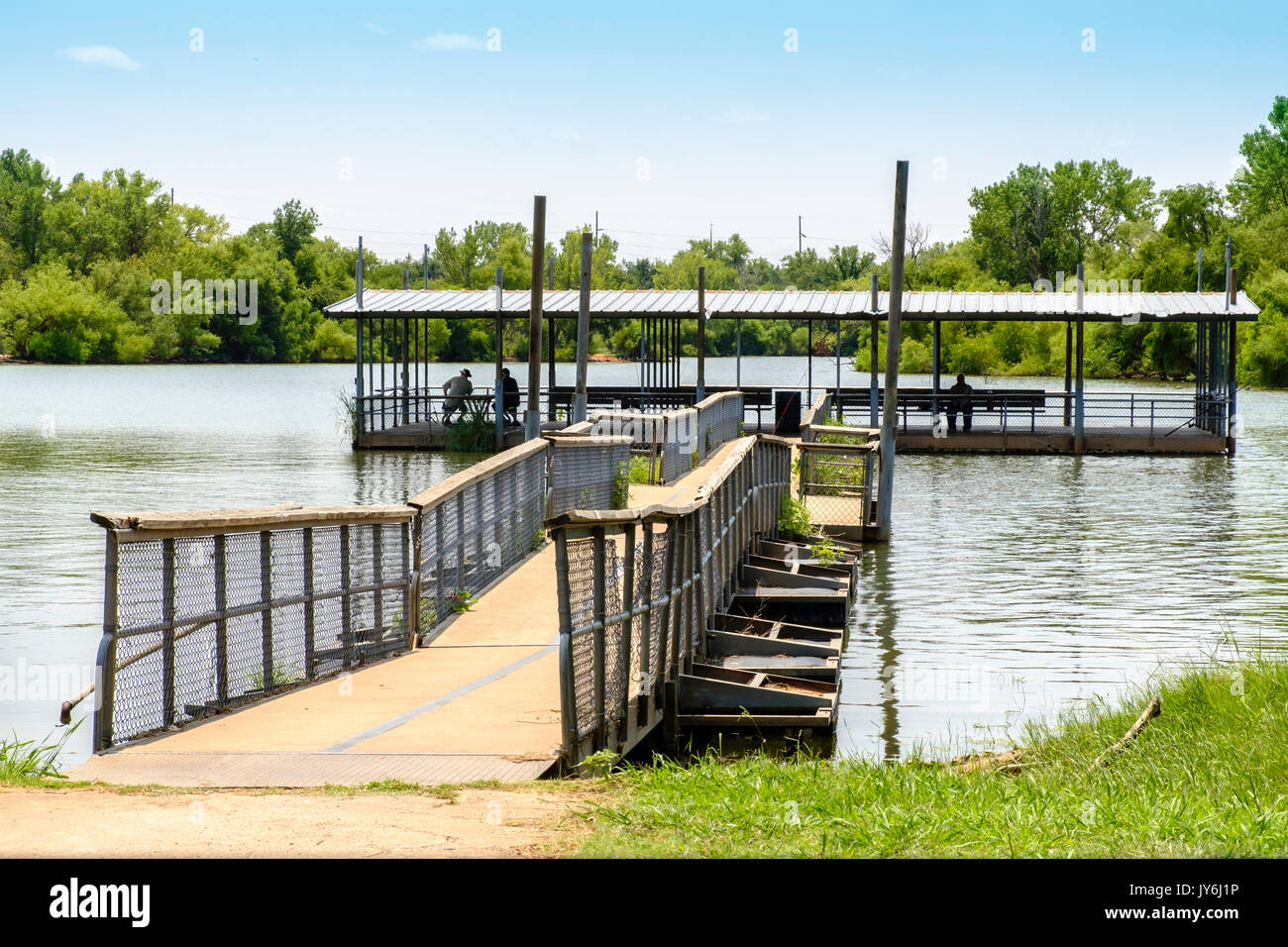 Pêche pêcheur trois à partir d'un quai de pêche en été. Hefner lake, lac Hefner, Oklahoma City, Oklahoma, USA. Banque D'Images