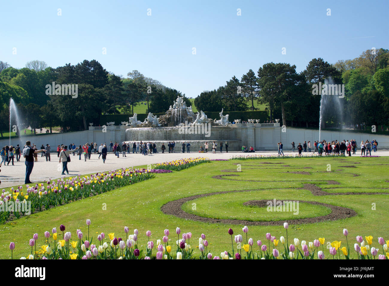 Vienne, Autriche - avril 30th, 2017 : Fontaine de Neptune neptunbrunnen dans grand parterre de schoenbrunn parc public avec des fleurs en premier plan, château de Schönbrunn - ancienne résidence d'été impériale, construit et rénové pendant le règne de l'impératrice Marie-Thérèse en 1743. Banque D'Images