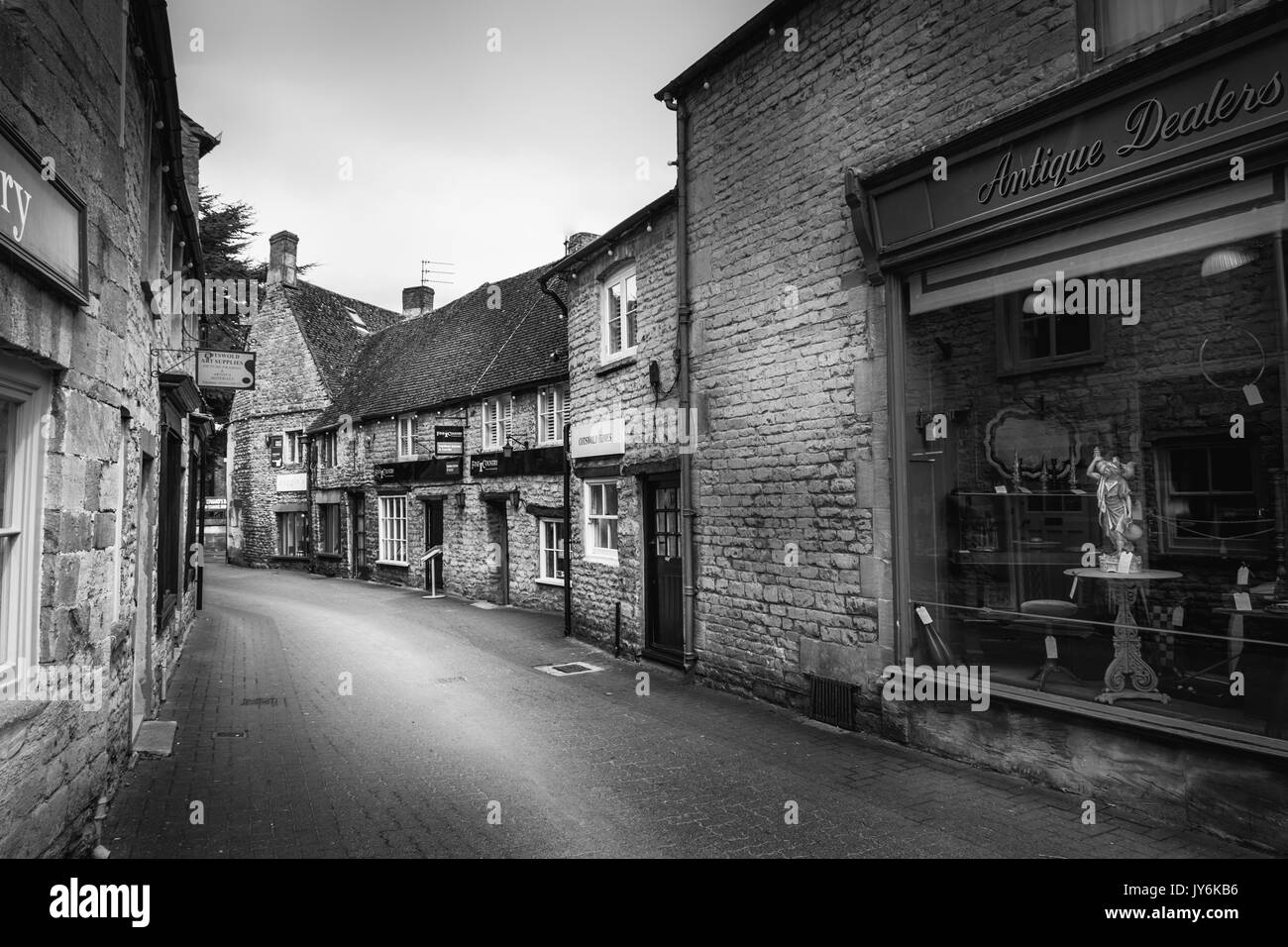 Une vue en noir et blanc d'une ancienne boutique d'antiquités dans la région des Cotswolds, en Angleterre Banque D'Images