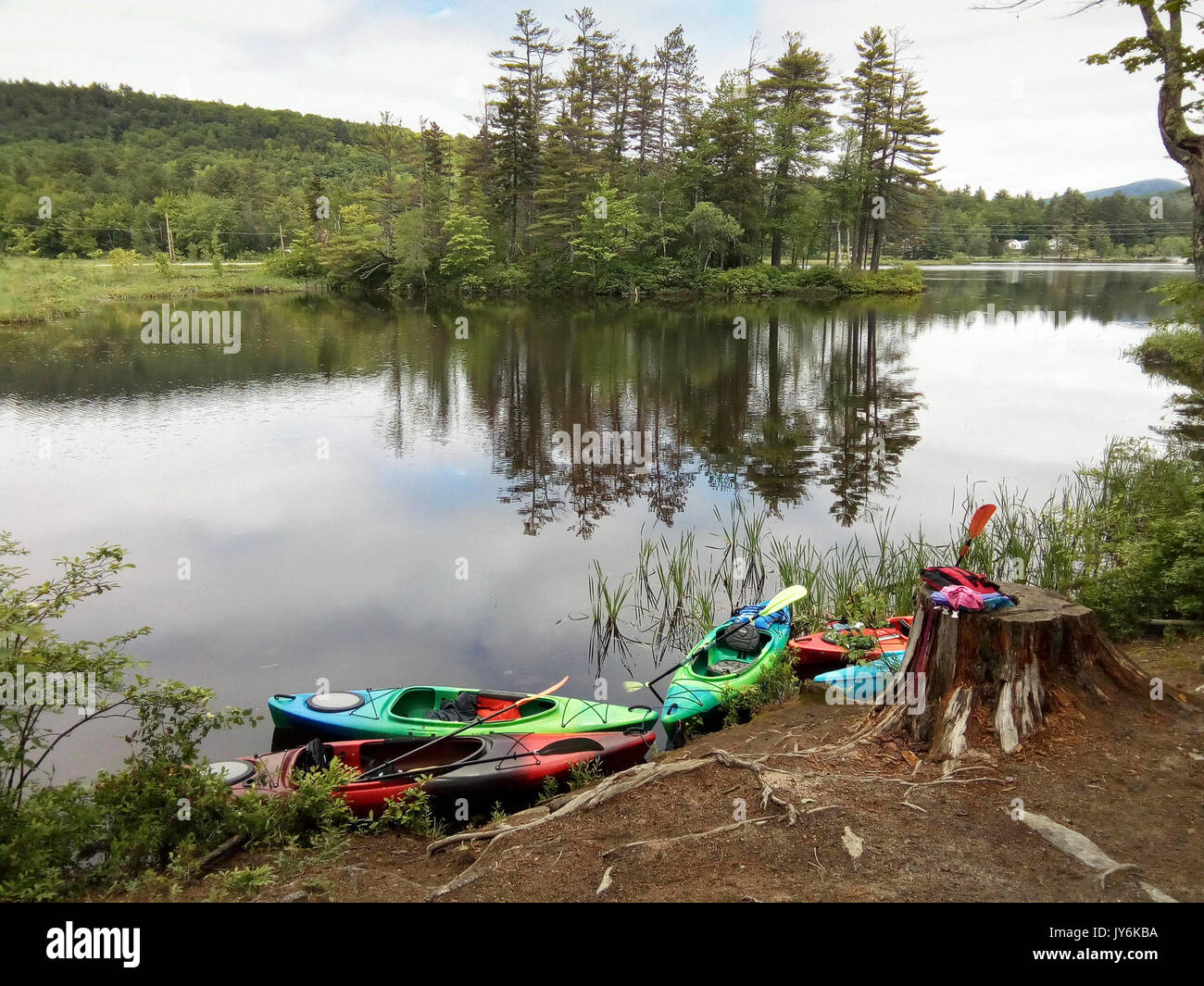 Kayaks monoplace le long du rivage de Bryant Pond dans le Maine, USA. Banque D'Images