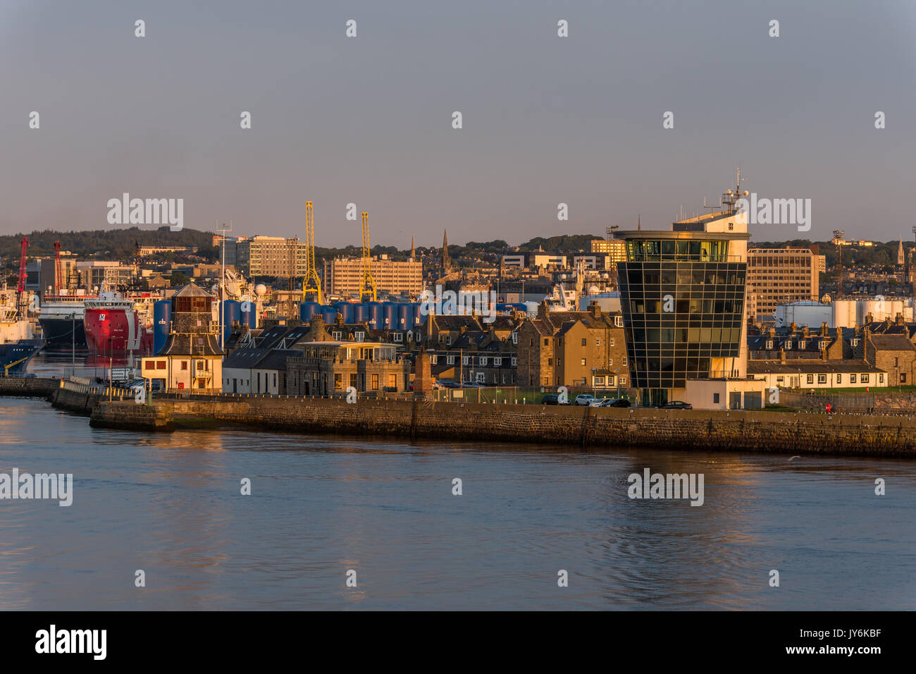 Le port d'Aberdeen, Écosse, Royaume-Uni, 16 août 2017. Le port d'Aberdeen et de la ville à l'aube avec le Tour d'opérations marines sur la digue. Banque D'Images