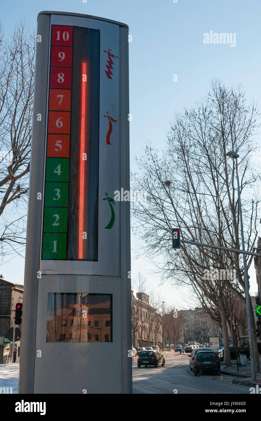 Indicateur du niveau de pollution atmosphérique, Clermont-Ferrand, Auvergne, France. Banque D'Images