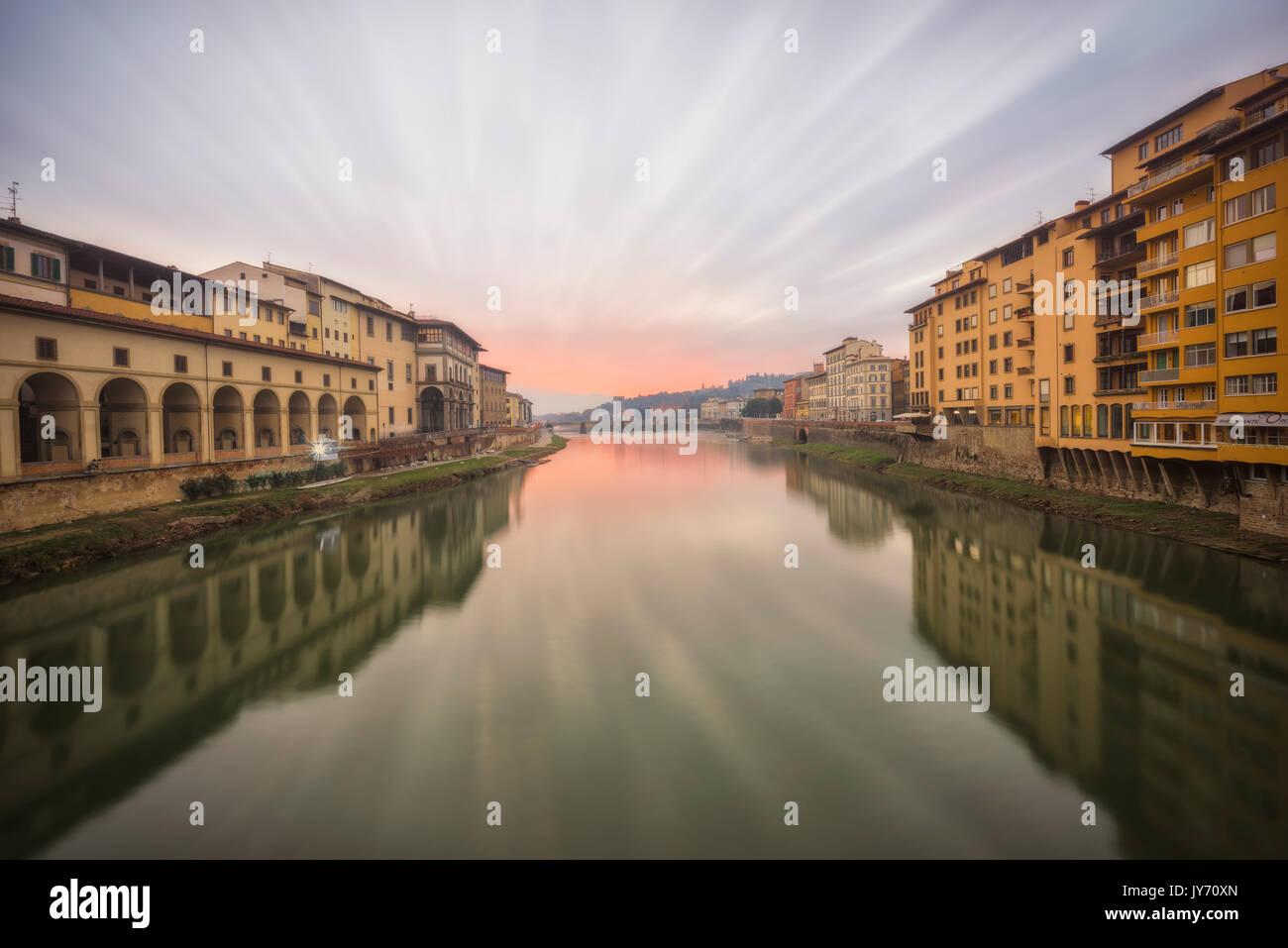 Florence, Toscane, Italie. Un longexposure lever de soleil sur l'Arno. Banque D'Images