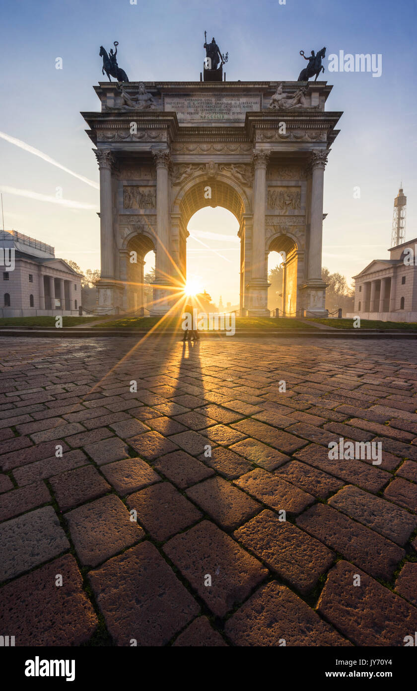 Milan, Lombardie, Italie. Porta Sempione ou Arco della Pace au lever du soleil Banque D'Images