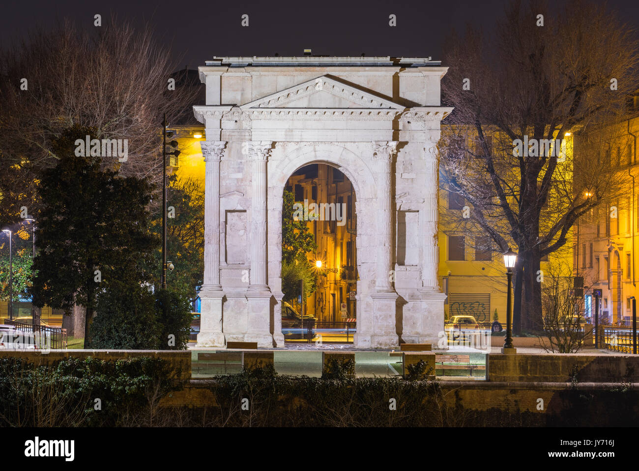 Vérone, Italie, Europe. L'Arco dei Gavi par nuit Banque D'Images