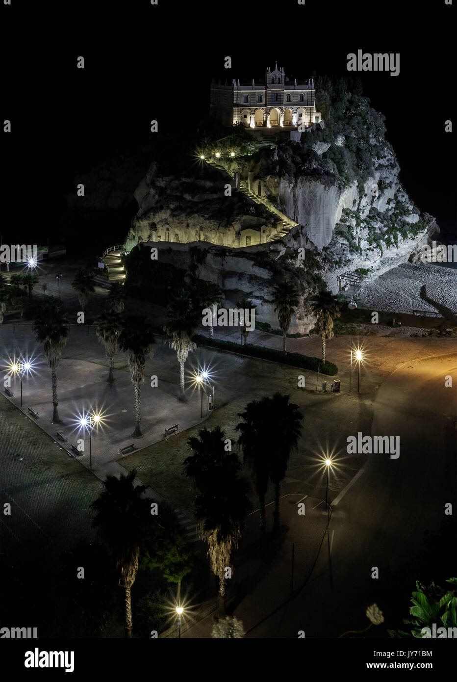 Santa Maria dell'Isola, Tropea, Calabre, Italie, Europe. Le célèbre monastère de Tropea dans la nuit. Banque D'Images