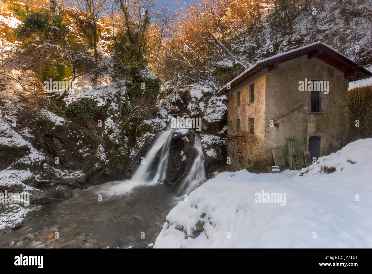Cuasso al Monte, Varèse, Lombardie, Italie. Un vieux moulin avec cascade. Banque D'Images