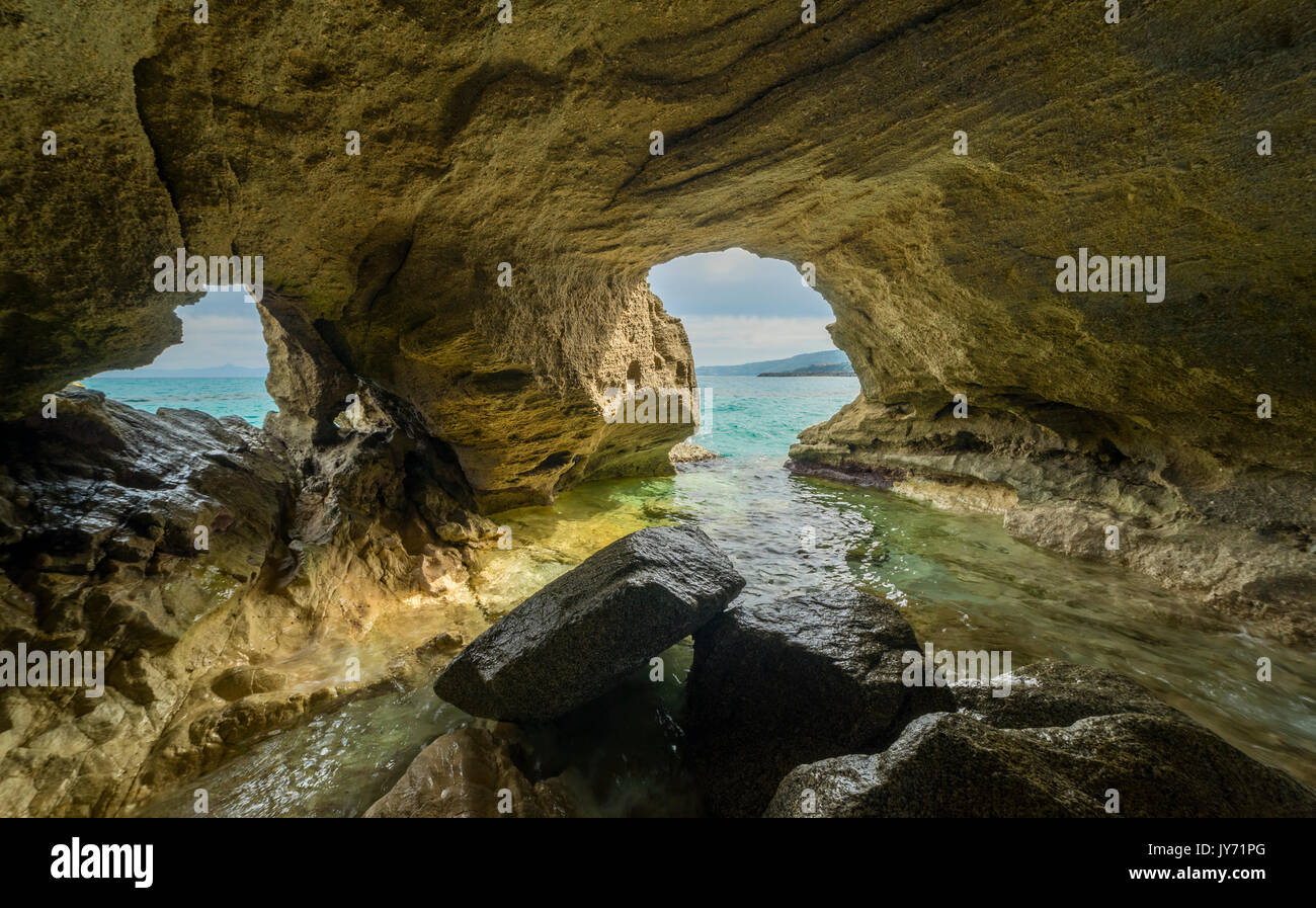 Tropea, Calabre, Italie. La grotte, en vertu de l'île de Tropea. Banque D'Images