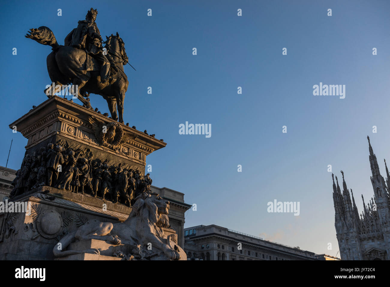 Place de la cathédrale, Milan, Lombardie, Italie. La statue du roi Victor Ammanuel II à l'aube. Banque D'Images