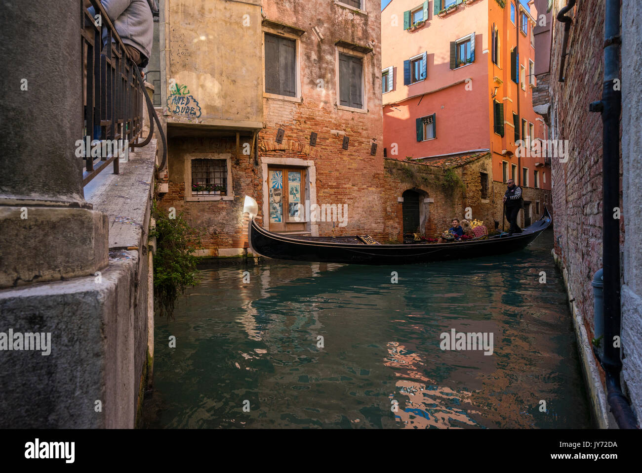 Venise, Vénétie, Italie. Gondole à Venise l'emblématique Banque D'Images