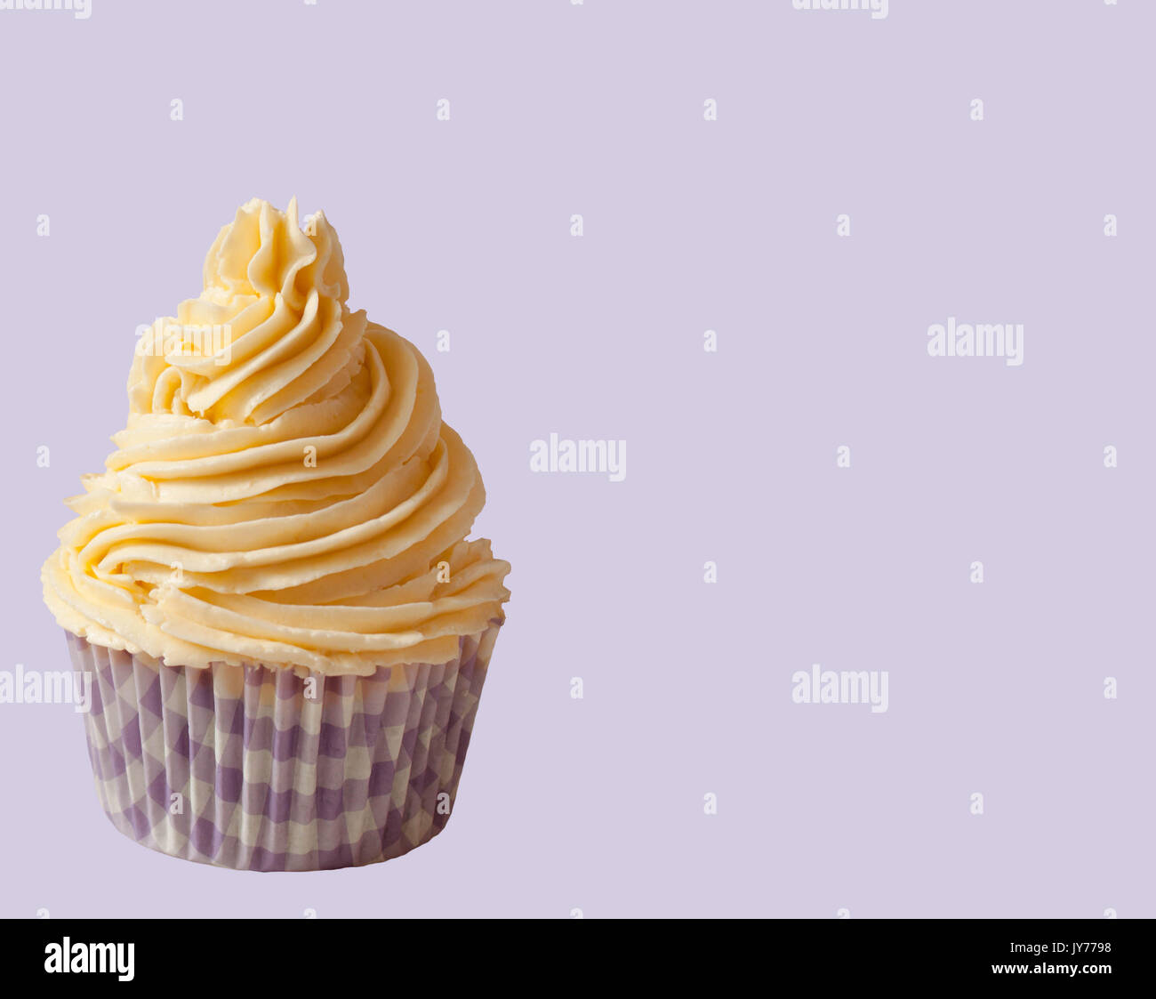 Cupcake buttercream vanille isolé en fond violet Banque D'Images