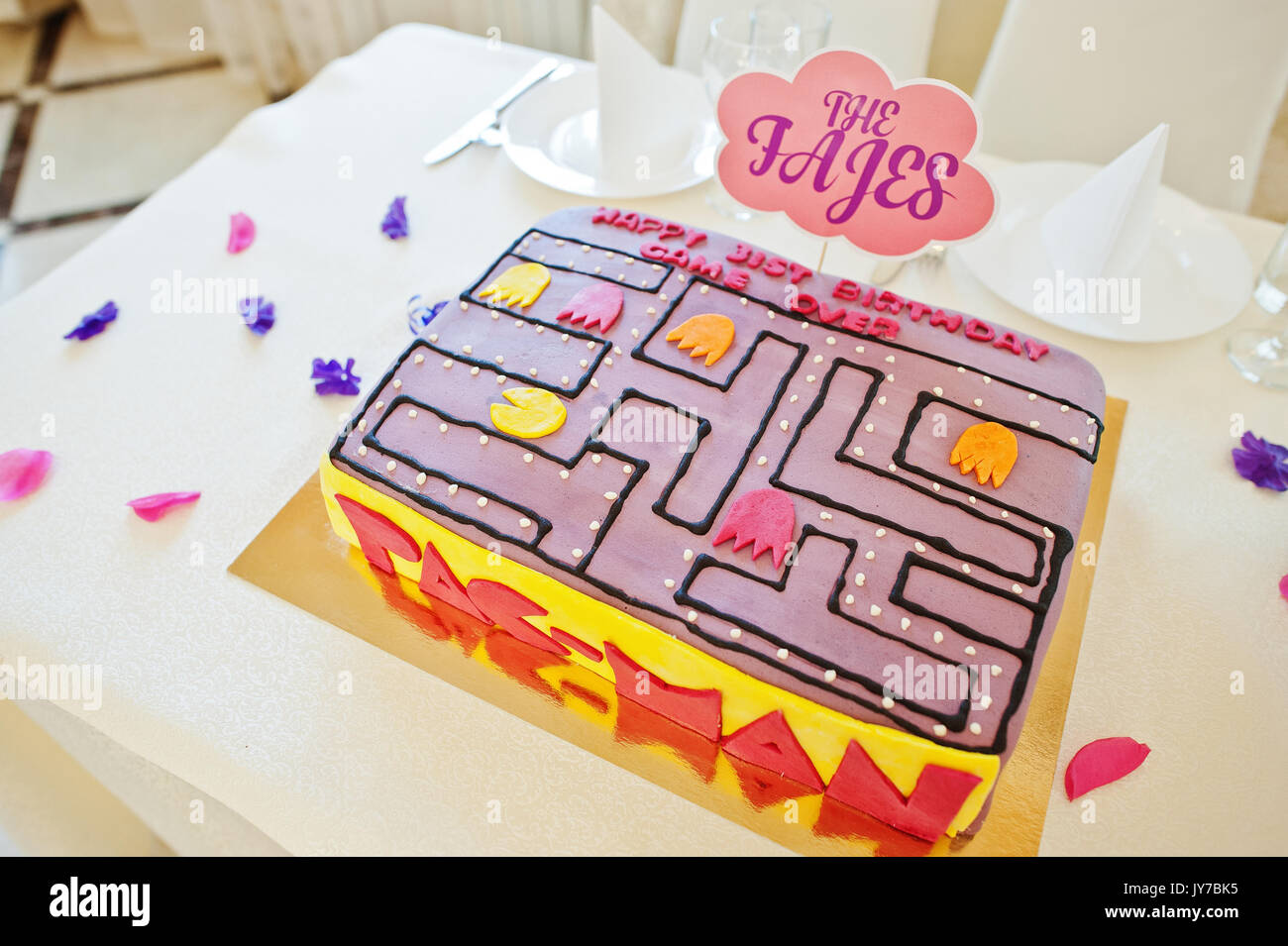 Hai Ukraine Le 10 Aout 17 Delicieux Gateau Pac Man Et Colore Sur La Table Photo Stock Alamy