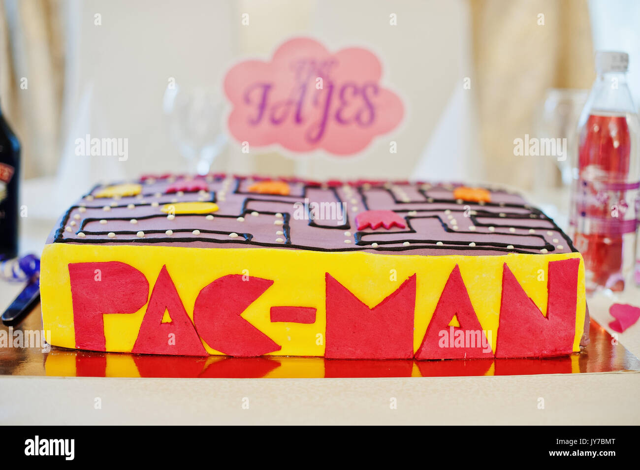 Hai, Ukraine - le 10 août 2017 : délicieux gâteau Pac-Man et coloré sur la table. Banque D'Images