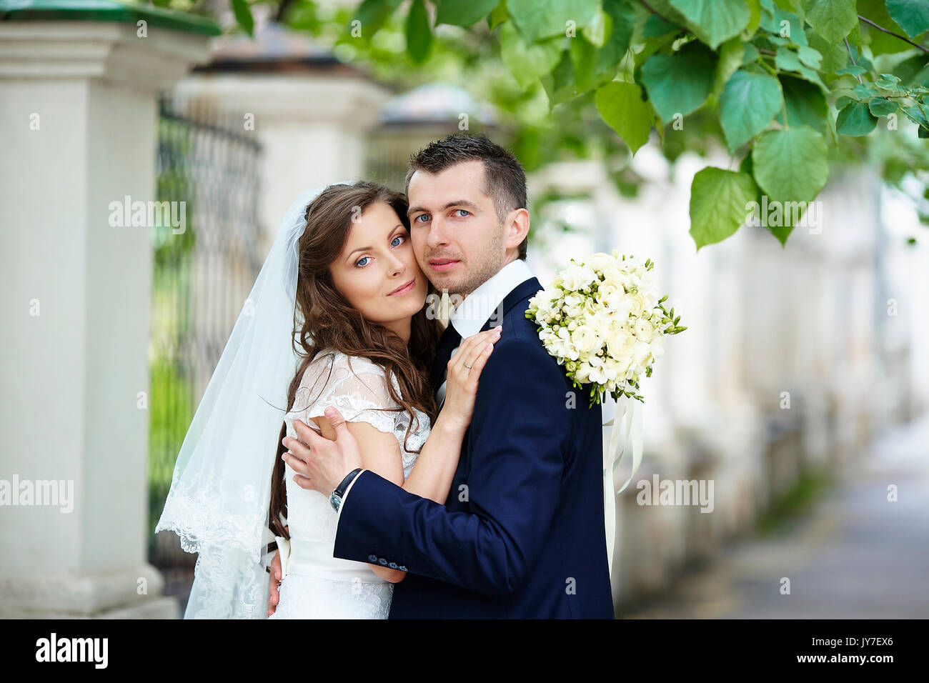 Beautiful wedding couple portrait en extérieur. Banque D'Images
